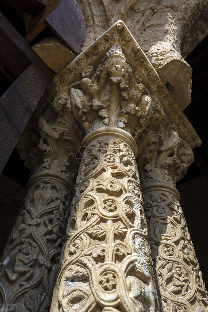 宗教在巴勒莫蒙雷阿教堂修道院的柱子上意大利西里巴勒莫Monreale修道院Cloister专栏巴勒莫意大利语纪念碑图片