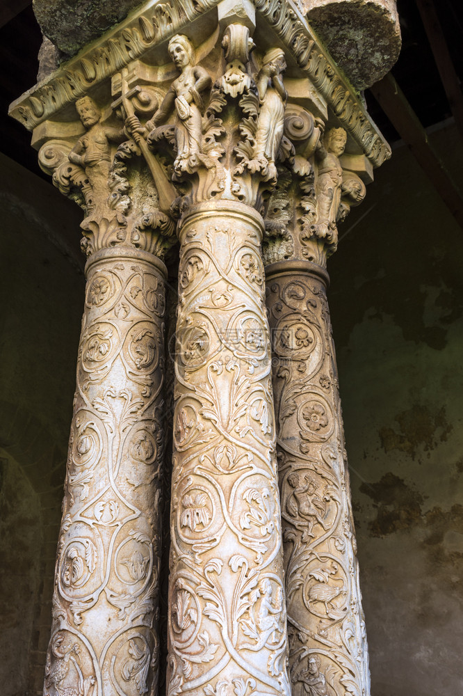 在巴勒莫蒙雷阿教堂修道院的柱子上意大利西里巴勒莫Monreale修道院Cloister专栏巴勒莫艺术拱廊图片