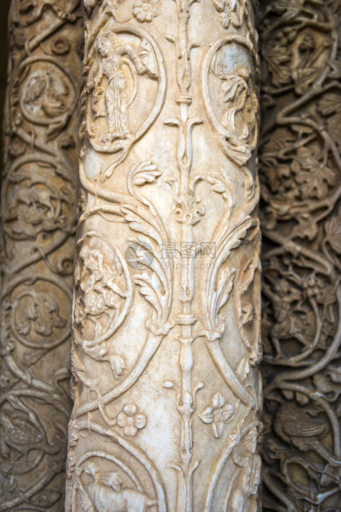 柱廊装饰在巴勒莫蒙雷阿教堂修道院的柱子上意大利西里巴勒莫Monreale修道院Cloister专栏巴勒莫欧洲图片