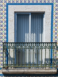 典型的葡萄牙建筑瓷砖Azulejos窗口葡萄牙正面街道建筑的图片