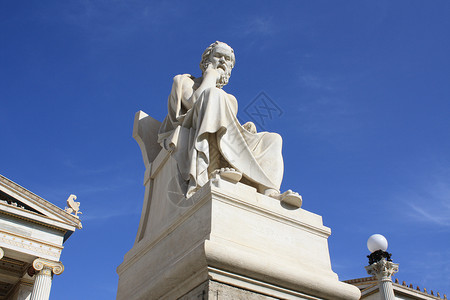 学术界老师希腊雅典学院外古哲学家苏格拉底的古希腊代哲学家新典雕像复制大理石背景