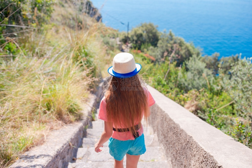 复制空间意大利阿马尔菲海岸背景中的可爱女孩意大利暑假阿马尔菲海岸背景中的小女孩惊人们图片
