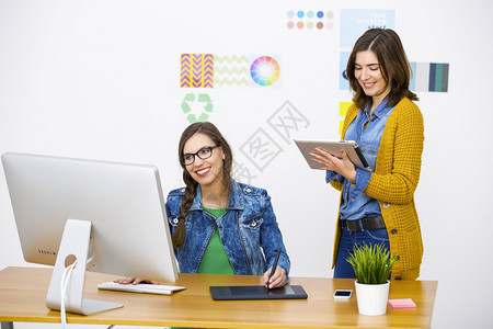 技术妇女在办公室工作创造办公室团队工作的妇女家微笑图片