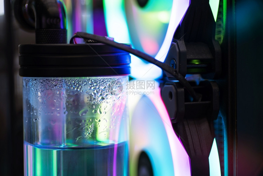冷却器关闭电脑RGB游戏由彩色LED污染发光的图片
