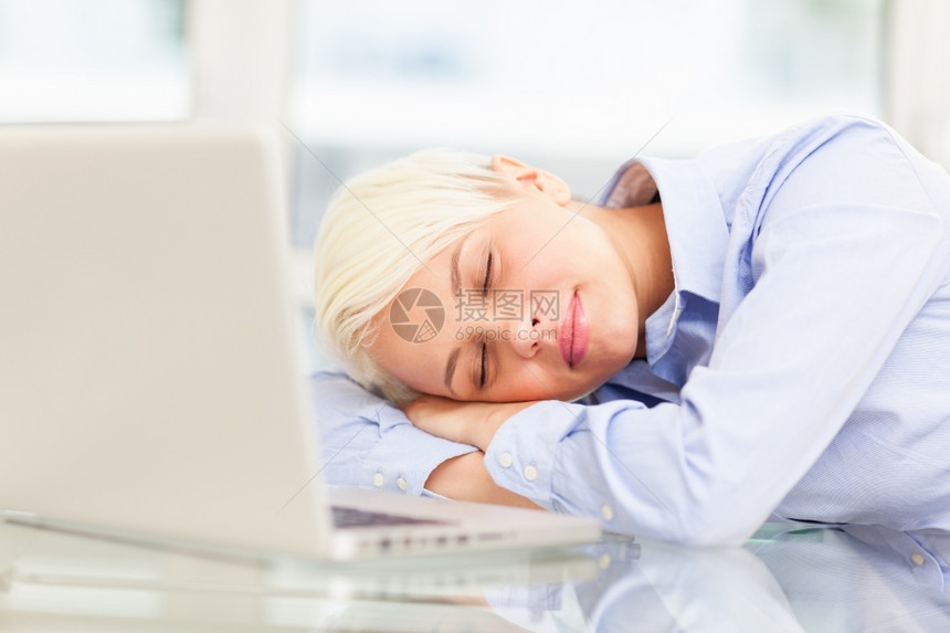 女士电脑睡在笔记本上已精疲力尽的女商人照片业图片