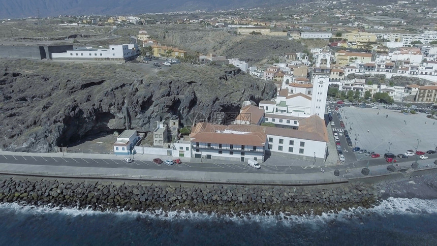 朝圣从无人驾驶飞机对西班牙岛特内里费海岸线的空中观察街道城市图片