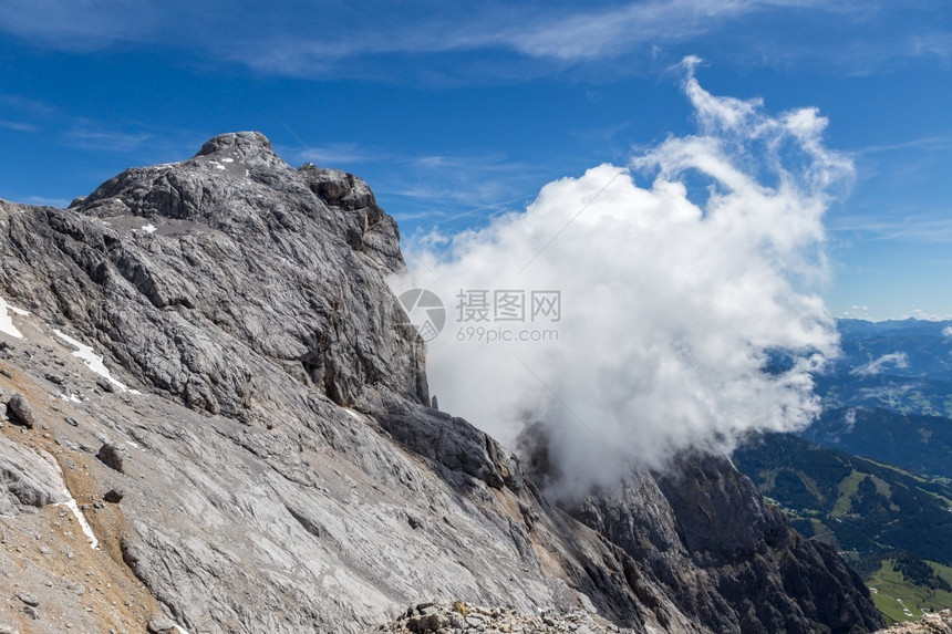 徒步旅行者奥地利阿尔卑斯山峰Hochkonig景观悬崖图片