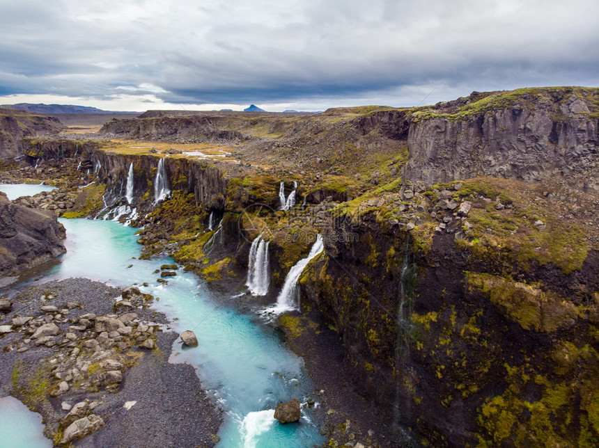 Sigoldugljufur峡谷美丽的景观许多小瀑布和冰岛高地的蓝河西戈尔杜鲁夫绿松石旅行图片