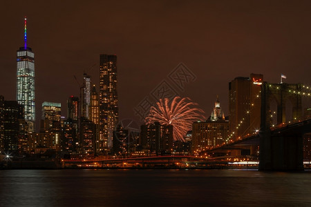 场景夜里纽约市灯光明亮风景优美建造图片