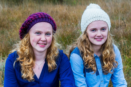 乐趣闲暇两名身戴自然帽子的欧洲青少年女孩的图片