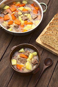 居利亚斯莱维斯碗里充满了传统的匈牙利汤叫做Gulyaslevles由牛肉土豆胡萝卜红葱洋自制意大利面以及盐和辣椒选择焦点制作的csipetek背景