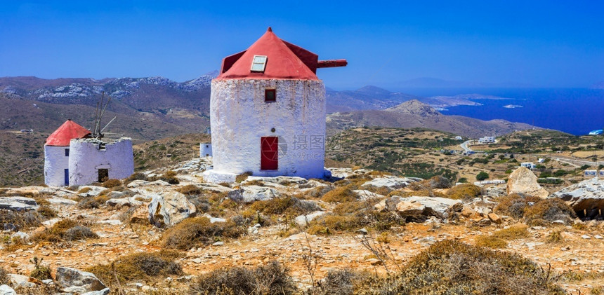 建筑学夏天传统希腊风车小雪橇美丽的阿摩戈斯岛Chora村海图片