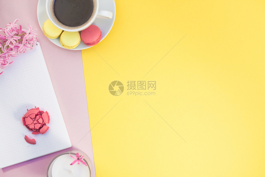 浪漫的现代有创意平版咖啡杯相片配有马卡龙和一张纸条带有粉红和黄色背景最低风格的复制空间花朵图片