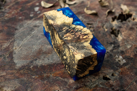 体艺节稳定木板工在旧桌艺术背景上自然Afzelia木制的蓝环氧树脂在旧桌艺背景上布立木方体背景