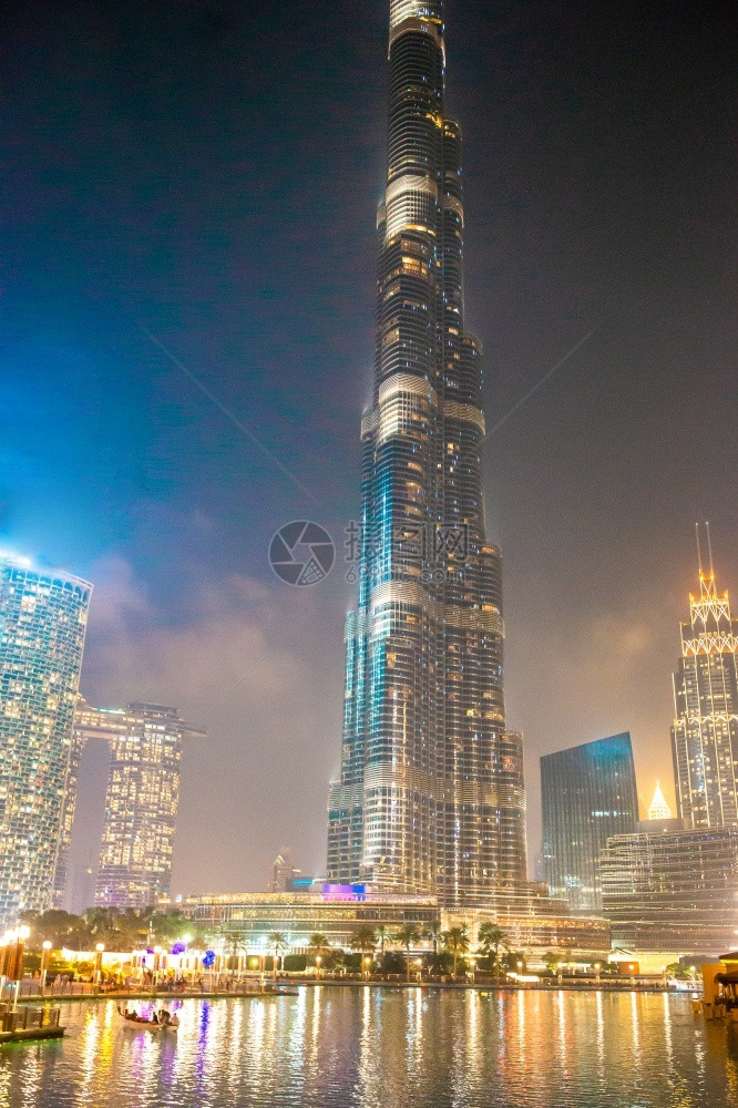 城市的阿拉伯联合酋长国迪拜20年月1日迪拜BurdjKhalifa背景是摩天大楼浪漫的旅游图片