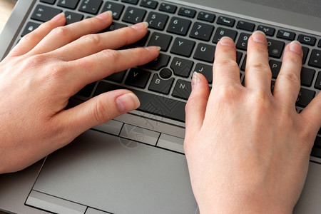 自由职业者在家办公室工作的妇女手握键盘关机孩博主图片