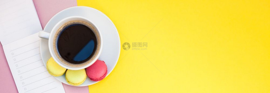 有创意的平版咖啡杯相片配有马卡龙和一张纸条带有粉红和黄色背景最低风格的复制空间粉色彩平坦图片