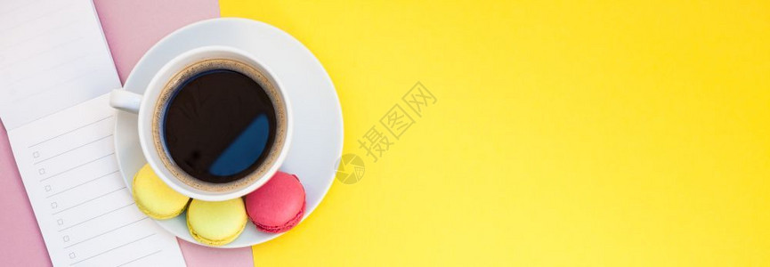 有创意的平版咖啡杯相片配有马卡龙和一张纸条带有粉红和黄色背景最低风格的复制空间粉色彩平坦图片