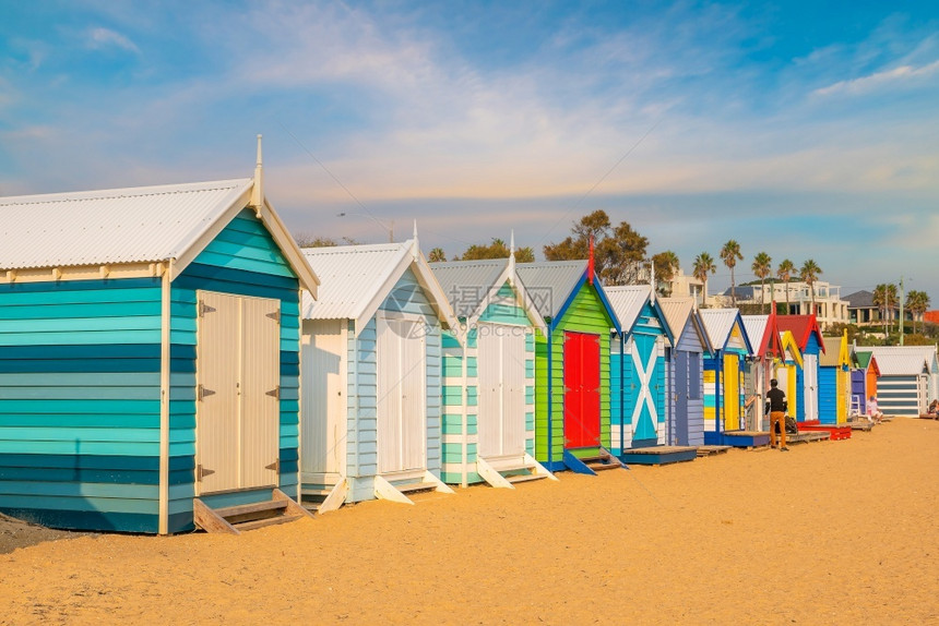 充满活力澳大利亚墨尔本Brighton海滩的多彩小屋可爱的红色图片