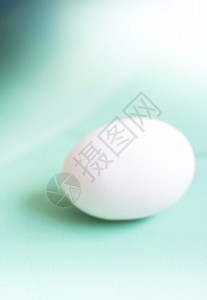季节新鲜的柔软白梦幻鸡蛋抽象Soft白色梦幻鸡蛋抽象绿色背景哑光的图片