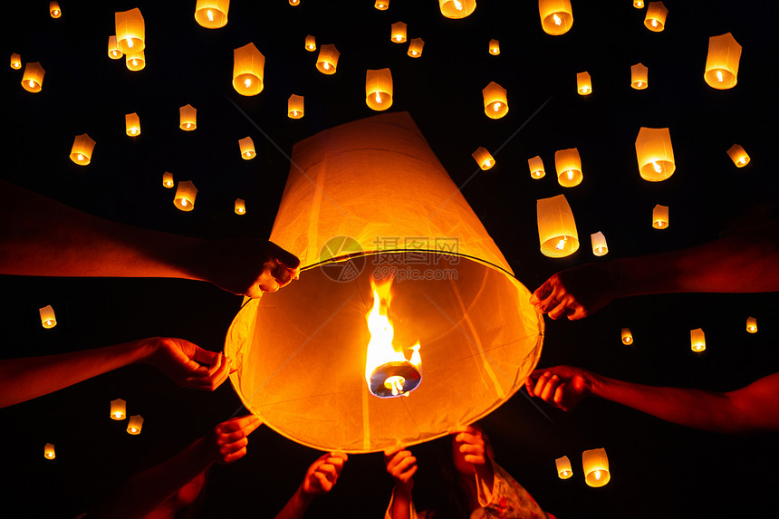 漂浮灯节泰国清迈一彭气球文化仪式图片