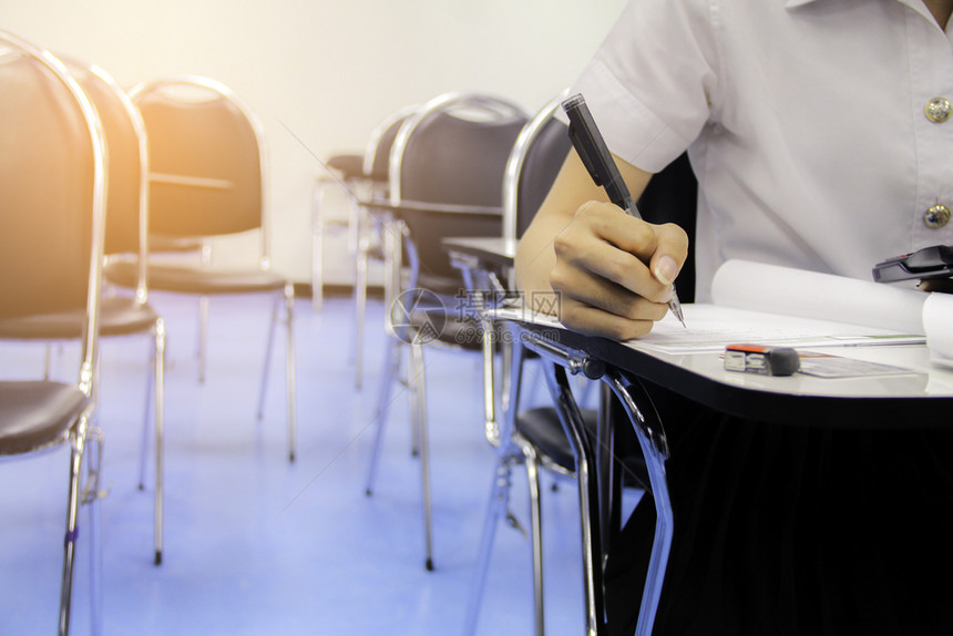 教室里正在考试的学生图片