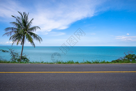 拥有椰子棕榈树和热带海景背的美丽沿海道路云行业街图片