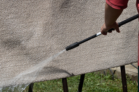 用清洗高压水地毯使用大压水冲洗的手清地毯力量打扫晴天图片