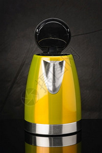 喝制作者厨房黑镜背景上的黄色彩绘不锈钢电水壶带开盖黑镜背景上的黄色不锈钢电水壶带开盖图片