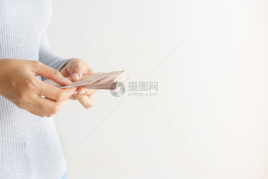预算人们亚裔妇女用手在白背景上数钱她手里拿着泰兰的货币铢贷款图片