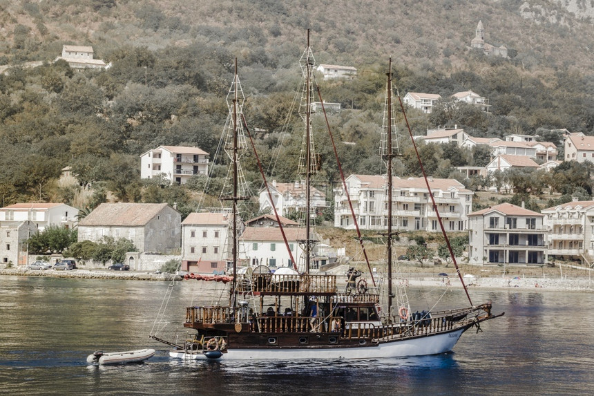 黑山沿海建筑背景的船舶和背景情况美丽巴尔干港口图片