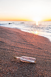 水瓶里有信息在海滩岸边的支撑洋荒野图片
