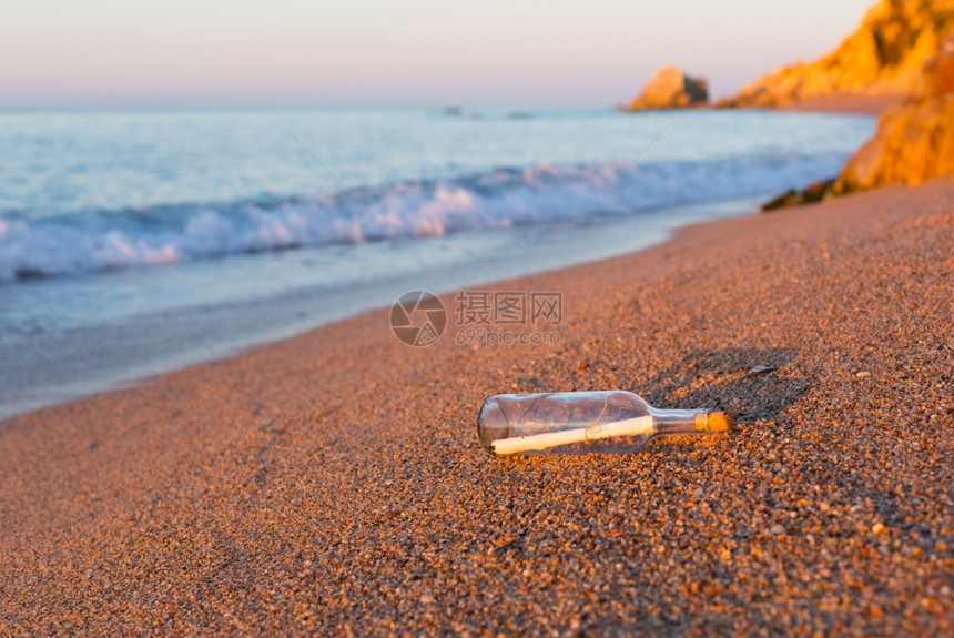 海洋救援洗水瓶里有信息在海滩岸边的图片