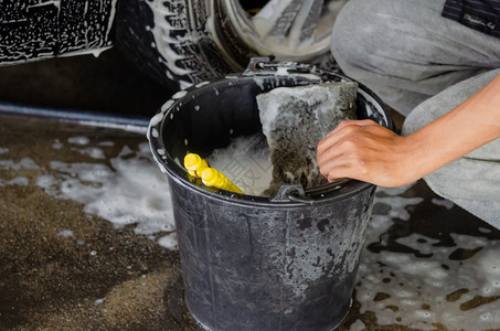 合金运输代客使用洗车泡沫和黑水池清洗汽车轮背景图片