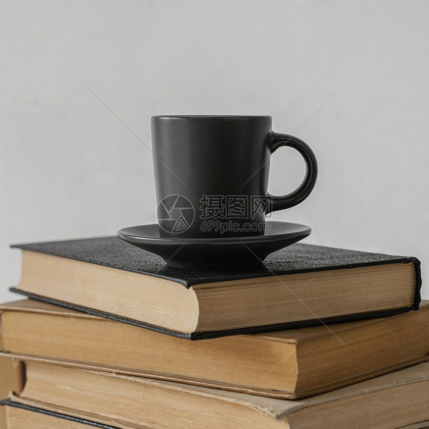 自在室内咖啡杯里堆叠书本课堂燃烧图片