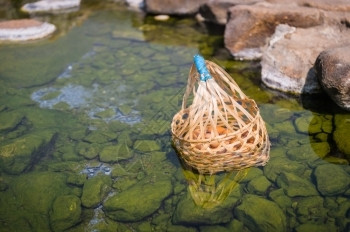 团体温泉煮鸡蛋在泰国出差旅行池塘陡图片