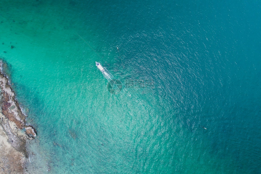 游客天堂夏海船或快艇上的空中观视风景夏季的美丽自然海景岛和美丽的海滩蓝色景美图片