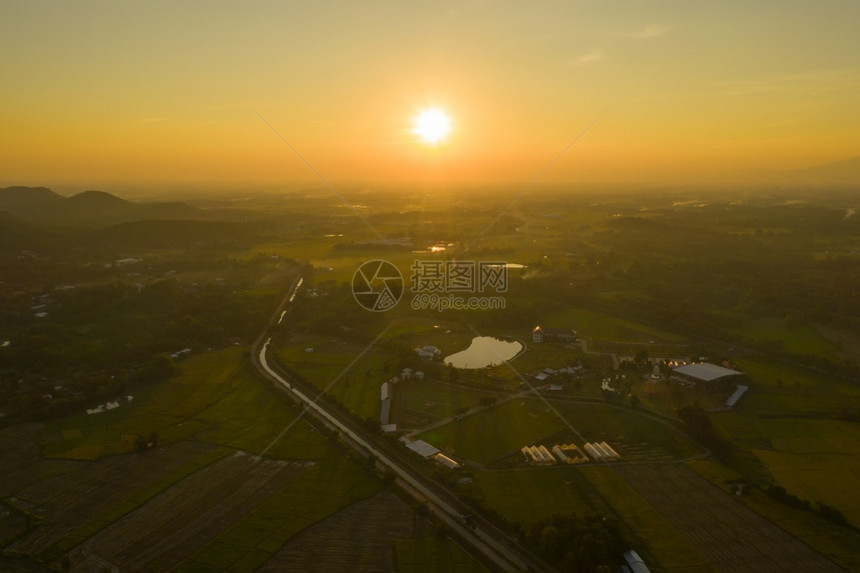 清迈MaeOn地区山脉天空和农业的中观察清迈MaeOn地区清迈空中观察树草多于图片