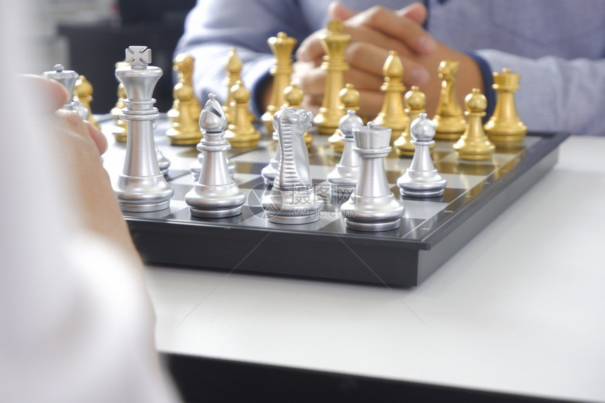 玩象棋游戏的商人业战略领导和管理概念及领导和管理概念手棋盘战斗图片