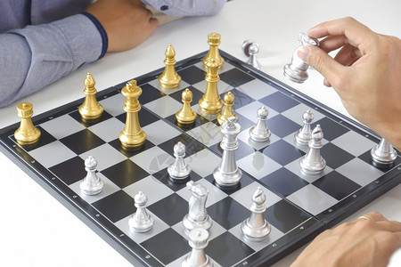 白色的骑士象征玩棋游戏的商人业战略领导和管理概念及领导和管理概念图片