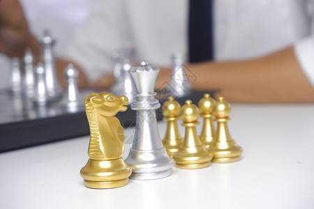 玩象棋游戏的商人业战略领导和管理概念及领导和管理概念黑色的放竞赛图片