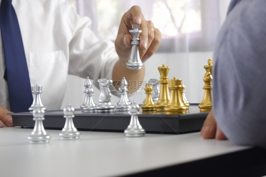 玩象棋游戏的商人业战略领导和管理概念及领导和管理概念手力量查看图片