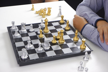 玩象棋游戏的商人业战略领导和管理概念及领导和管理概念智力成人斗争图片