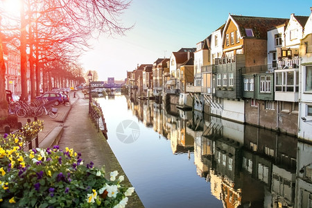 空的旅行游艇荷兰Gorinchem镇的港口和运河堤岸图片
