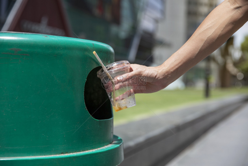 环境的在回收垃圾箱中扔空塑料瓶滴拯救世界概念SavetheworldUniversal纸用过的图片