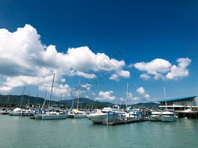 普吉岛游艇社论说明泰国普吉Phuket2019年月日至泰国渔船在普吉码头的高速船轮等待观光者去钓鱼蓝色的背景