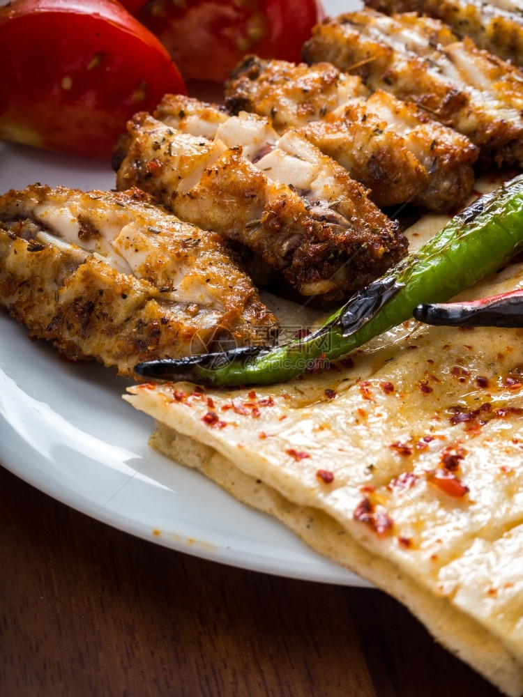 BBQ鸡翅土耳其传统面包派准备野餐烤肉串图片