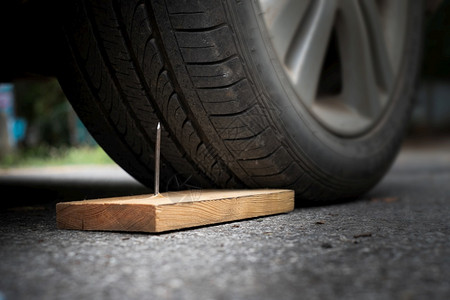 木板车把木板上的铁钉紧贴在木头上几乎穿入轮胎具体的危险街道背景