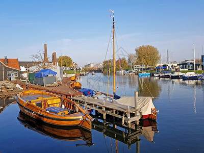 锚从Huizen港到荷兰的老式帆船停靠在荷兰镇游艇图片