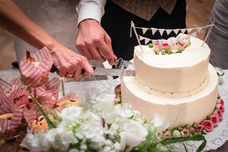婚礼仪式切结婚蛋糕特写图片